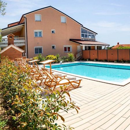 Foric Apartments With Outdoor Heated Pool Rab Town Eksteriør billede