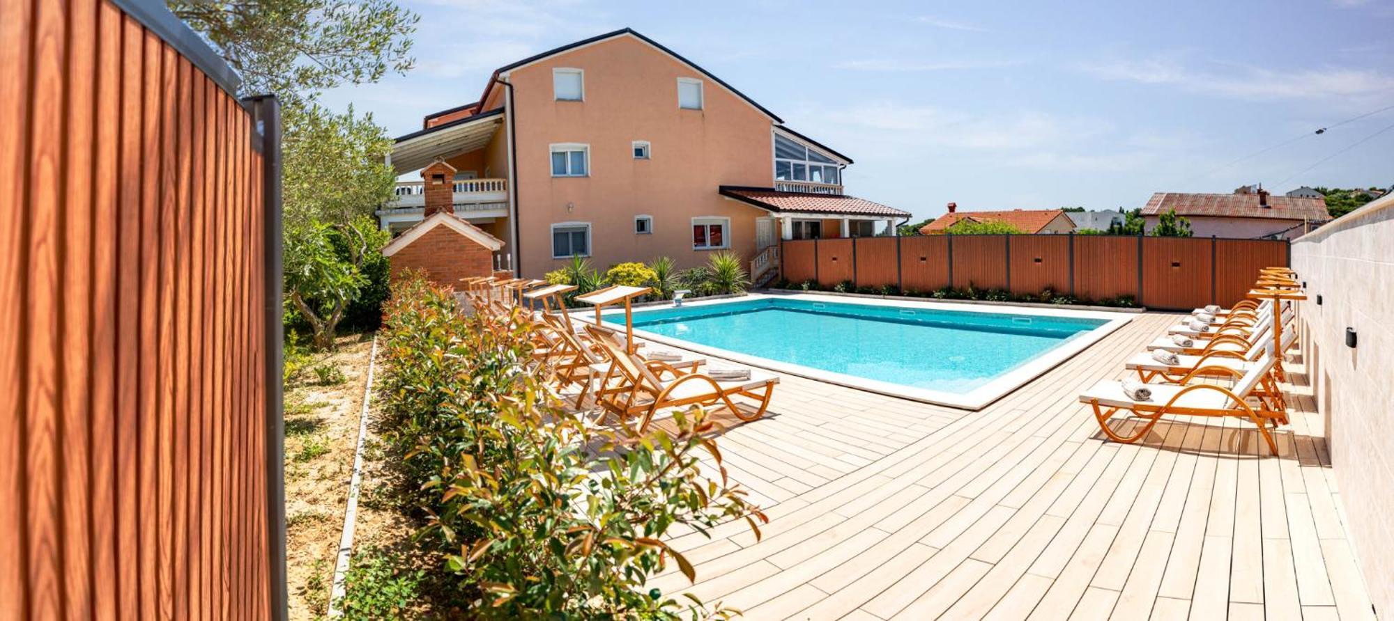 Foric Apartments With Outdoor Heated Pool Rab Town Eksteriør billede