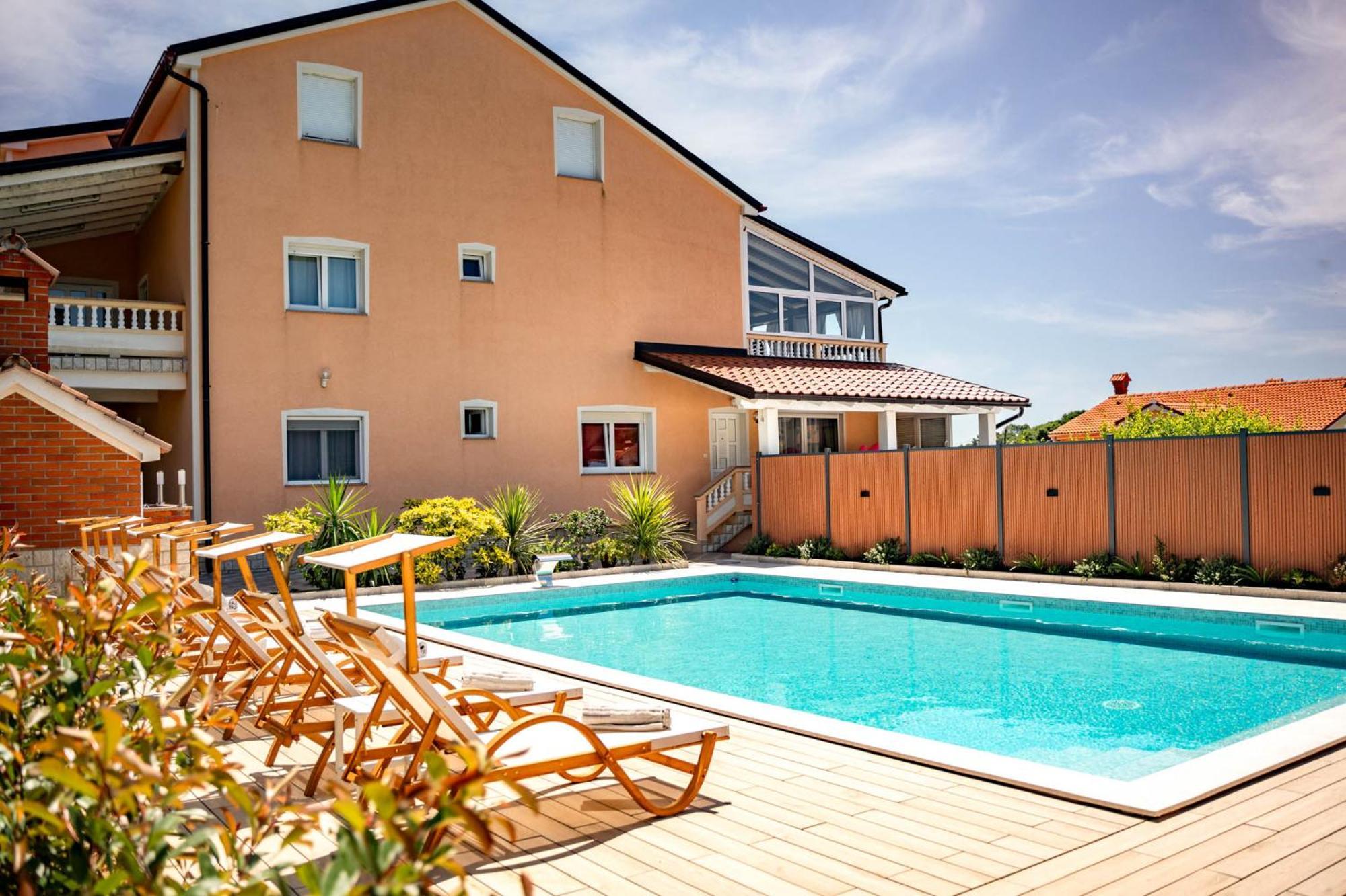 Foric Apartments With Outdoor Heated Pool Rab Town Eksteriør billede